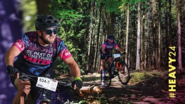 heavy24-Teilnehmer Rico beim Fahren des Mountainbike Rennens