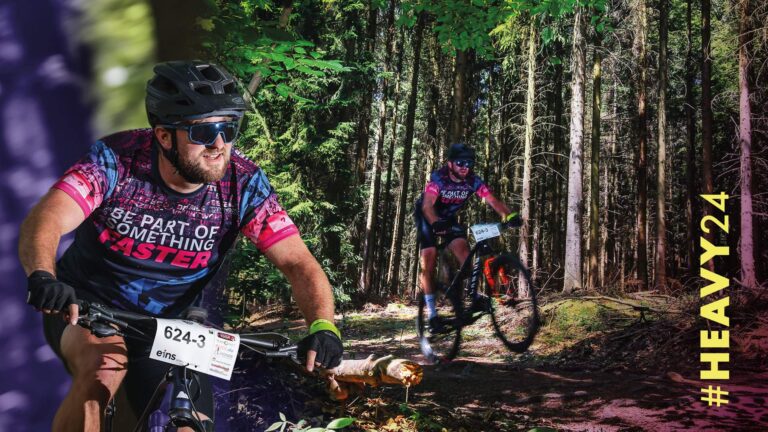 heavy24-Teilnehmer Rico beim Fahren des Mountainbike Rennens