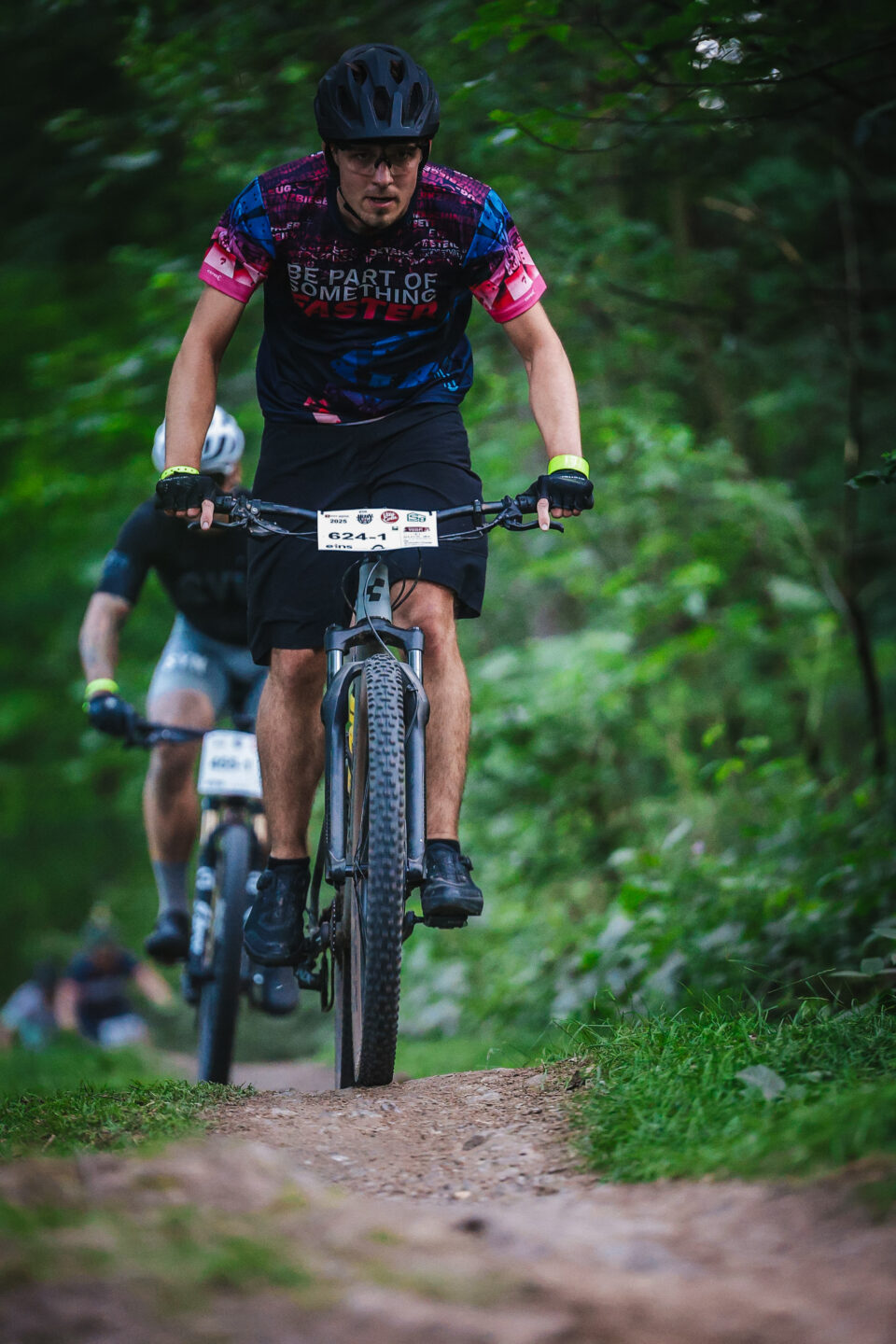 heavy24-Teilnehmer Lukas beim Fahren des Mountainbike Rennens