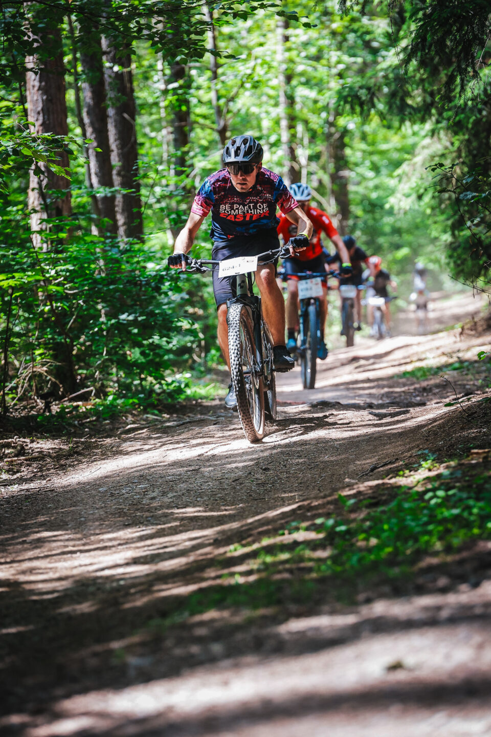 heavy24-Teilnehmer Lukas beim Fahren des Mountainbike Rennens