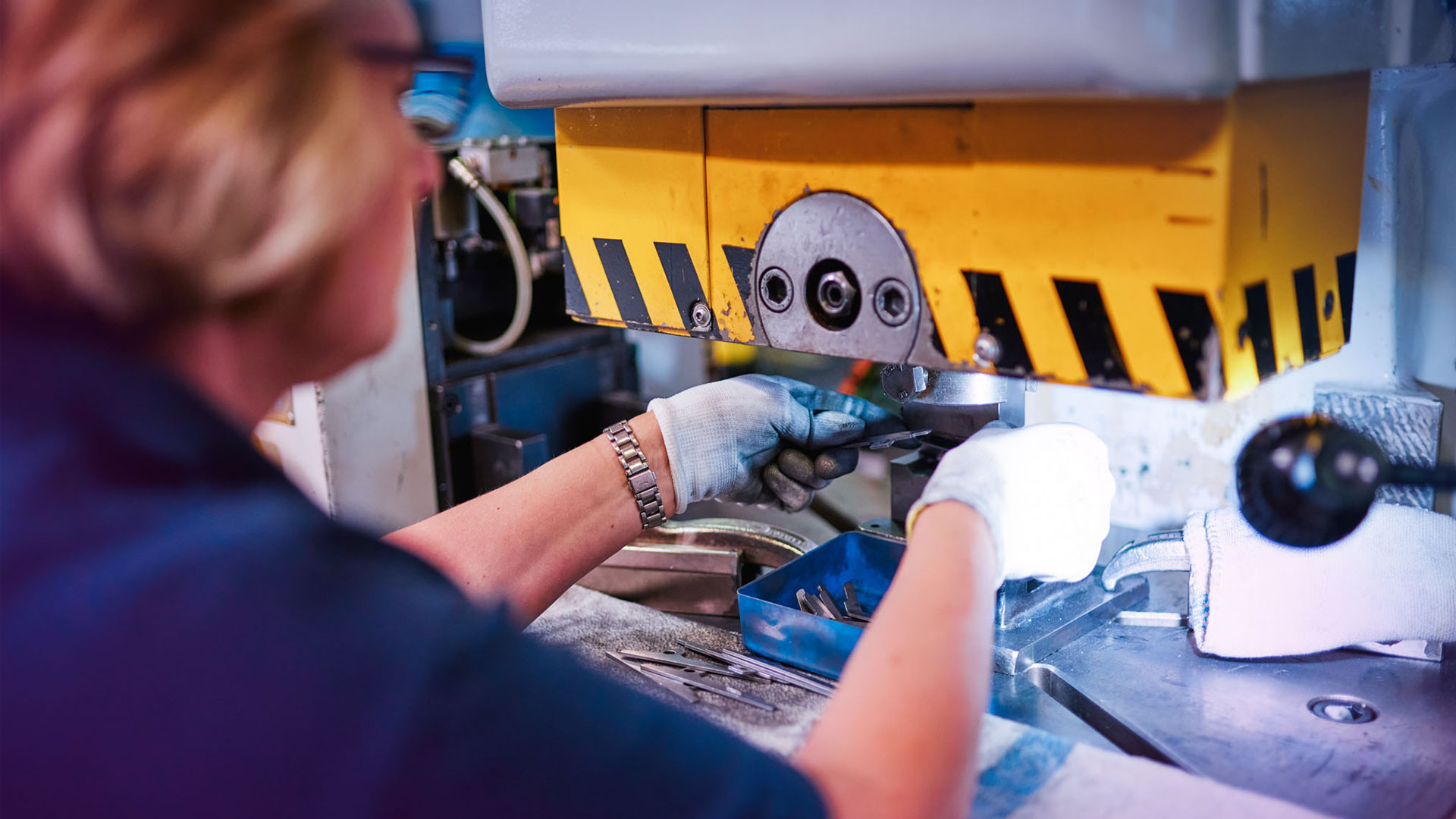 Mitarbeiterin in der Produktion
