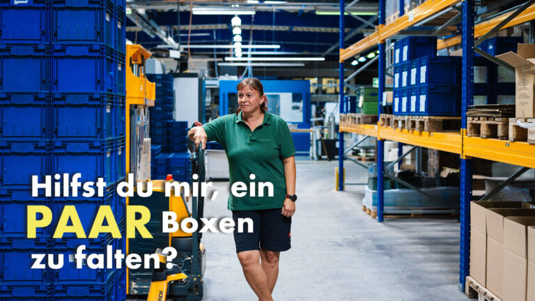 Mitarbeiterin in der Logistik faltet Kartons