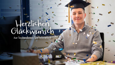Dualer Student Simon feiert seinen Bachelorabschluss