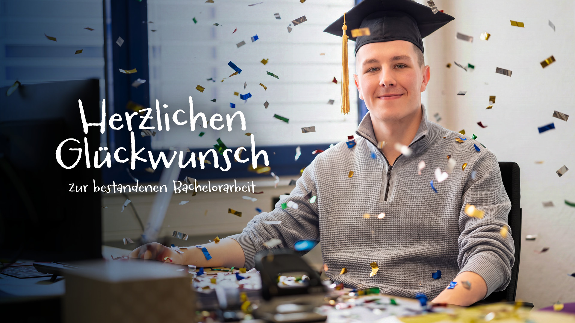 Dualer Student Simon feiert seinen Bachelorabschluss